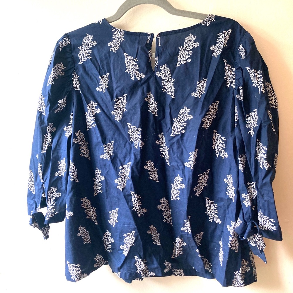 Navy blue and white 3/4 length top
